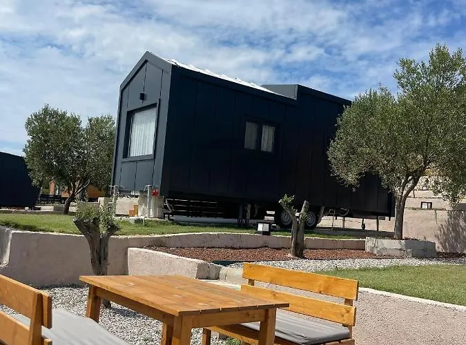 Zu Ξενοδοχείο *